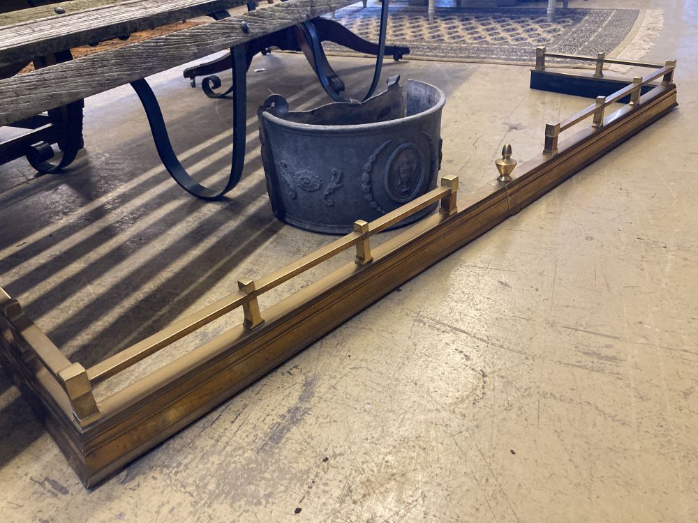 An Edwardian brass fender and a lead planter, planter width 35cm, depth 23cm, height 20cm